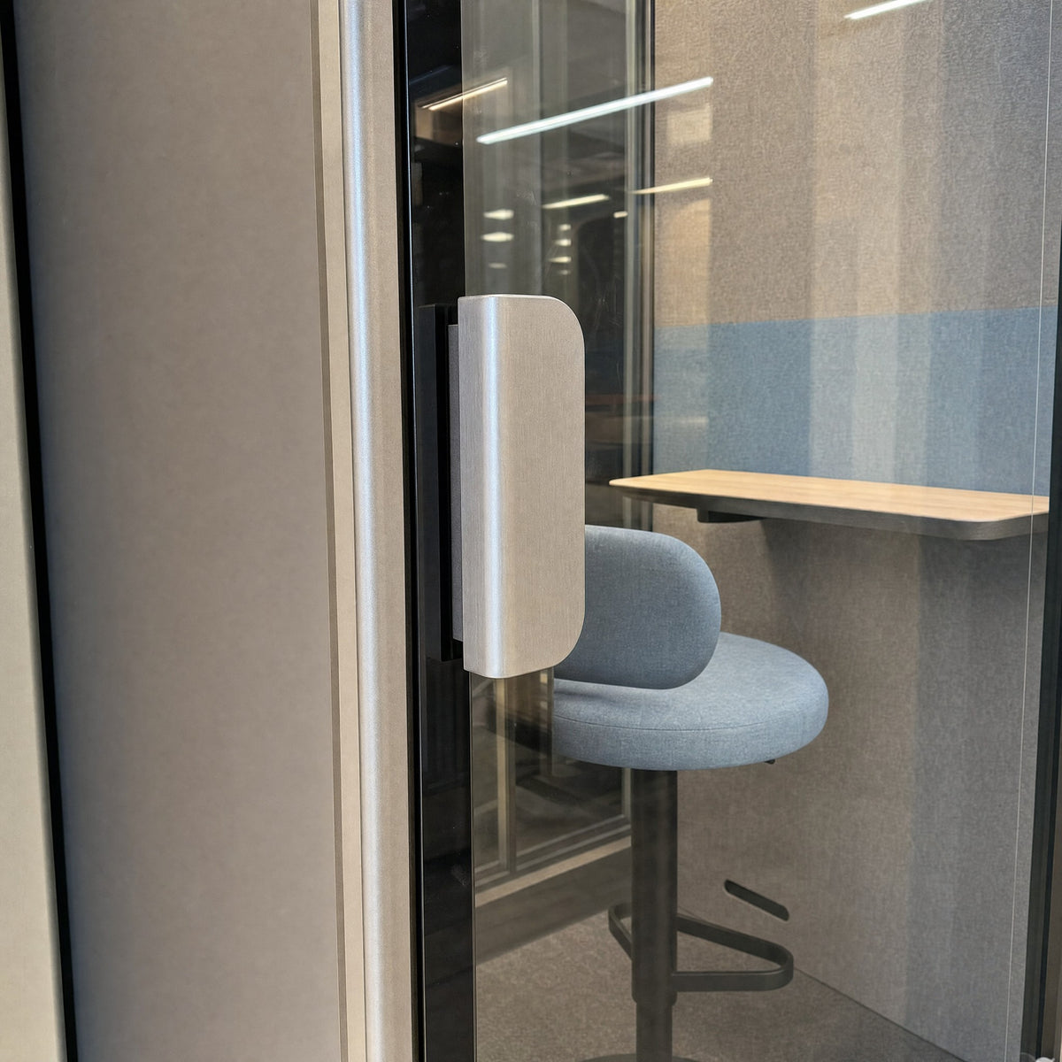 Brushed aluminium door pull on the SoundBox VRS Single glass door